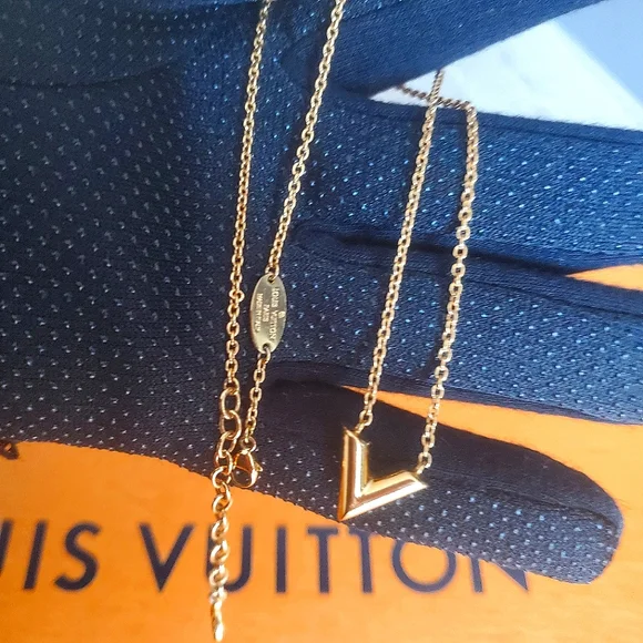 LV Essential V Necklace - Picture 3 of 12